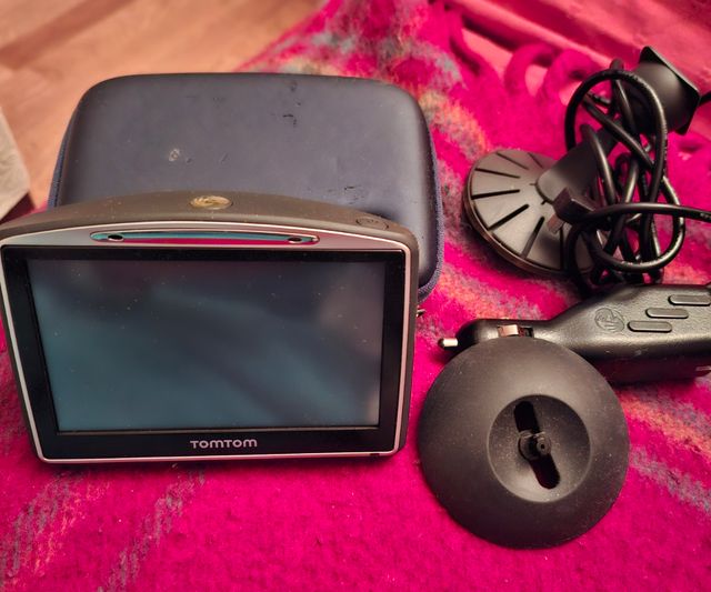 GPS TomTom Go 530 con funda y accesorios