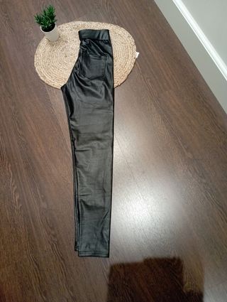 Pantalón efecto piel