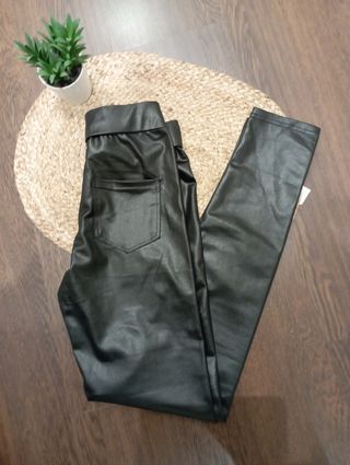 Pantalón efecto piel