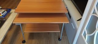 Mesa de trabajo y ordenador