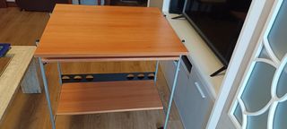 Mesa de trabajo y ordenador