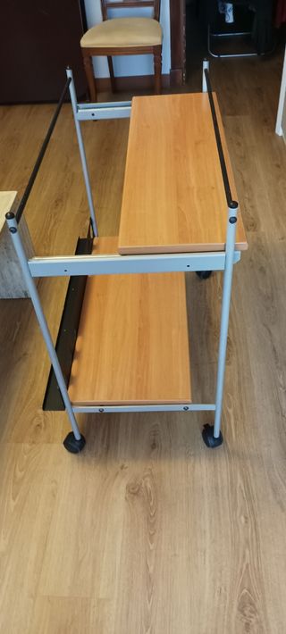 Mesa de trabajo y ordenador