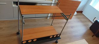 Mesa de trabajo y ordenador