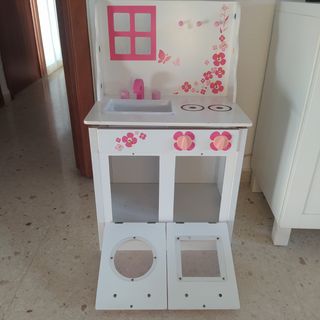 Cocinita de madera de juguete