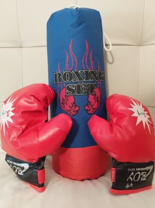 Saco y guantes de boxeo para niños