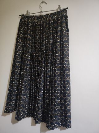 Falda plisada negra. Talla M 