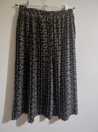 Falda plisada negra. Talla M 