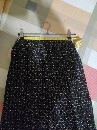 Falda plisada negra. Talla M 