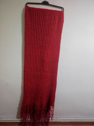 Bufanda roja de lana.