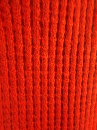 Bufanda roja de lana.