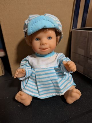 Muñeco 90s de Famosa mueve la boca