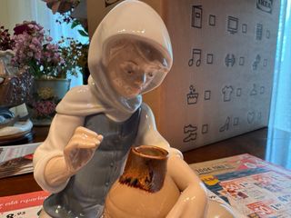 Lladró chica con cántaras de leche