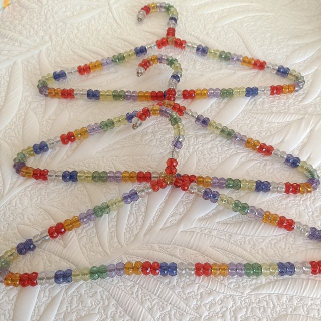 Lote de 3 perchas de bolitas de colores 