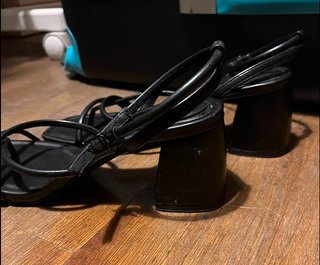 Sandalias abiertas negras taco medio