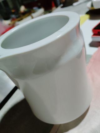 Jarrita de porcelana blanca