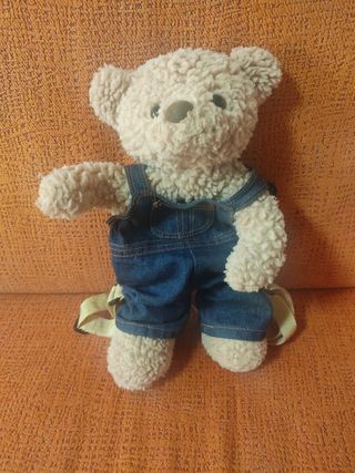 Mochila oso con regalo perchas ropa