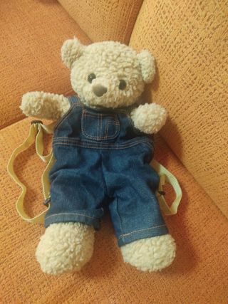Mochila oso con regalo perchas ropa