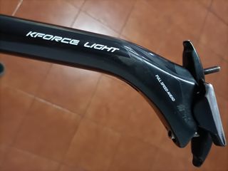 Tija de carbono con retroceso