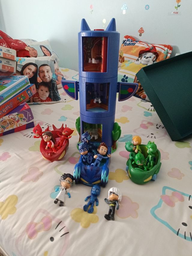 torre, vehiculoy mueñcos PY Mask