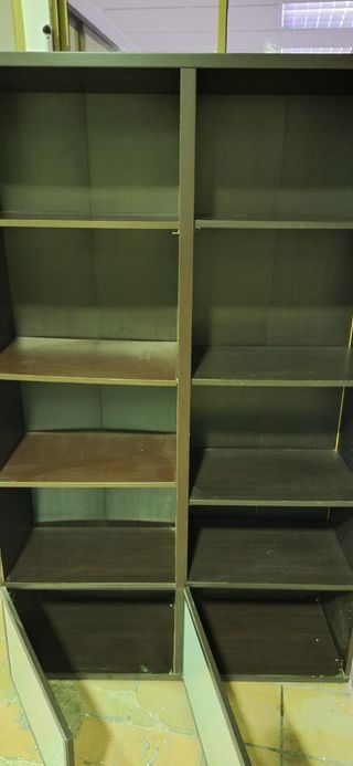 Estantería negra de madera