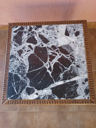 Mesa auxiliar en madera y mármol.