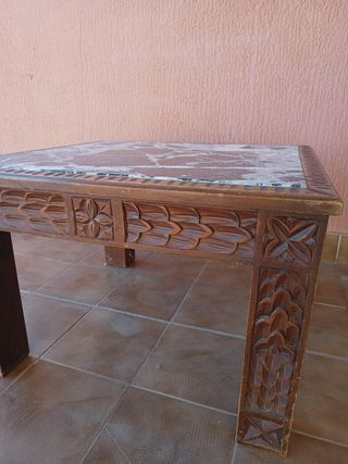 Mesa auxiliar en madera y mármol.