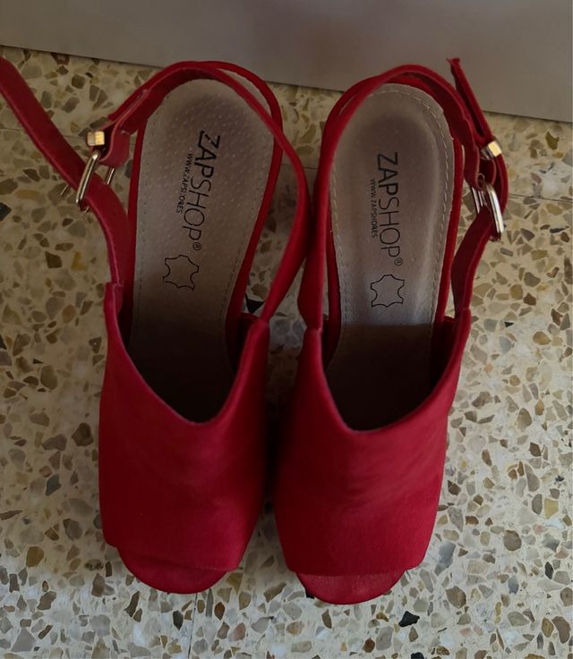 Conjunto mono y zapatos rojos