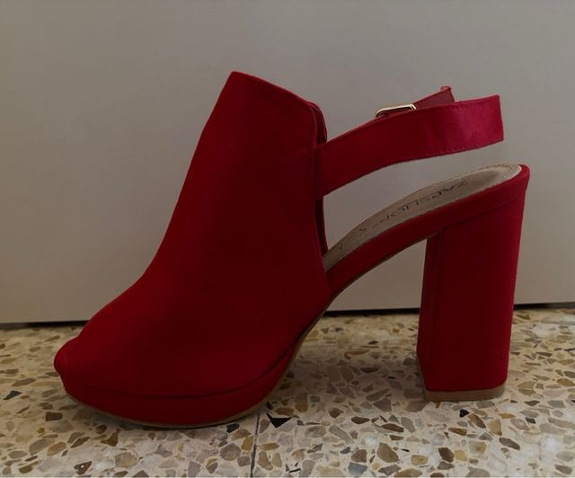 Conjunto mono y zapatos rojos