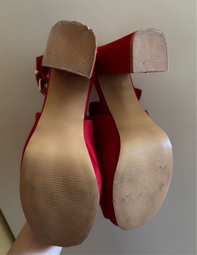 Conjunto mono y zapatos rojos