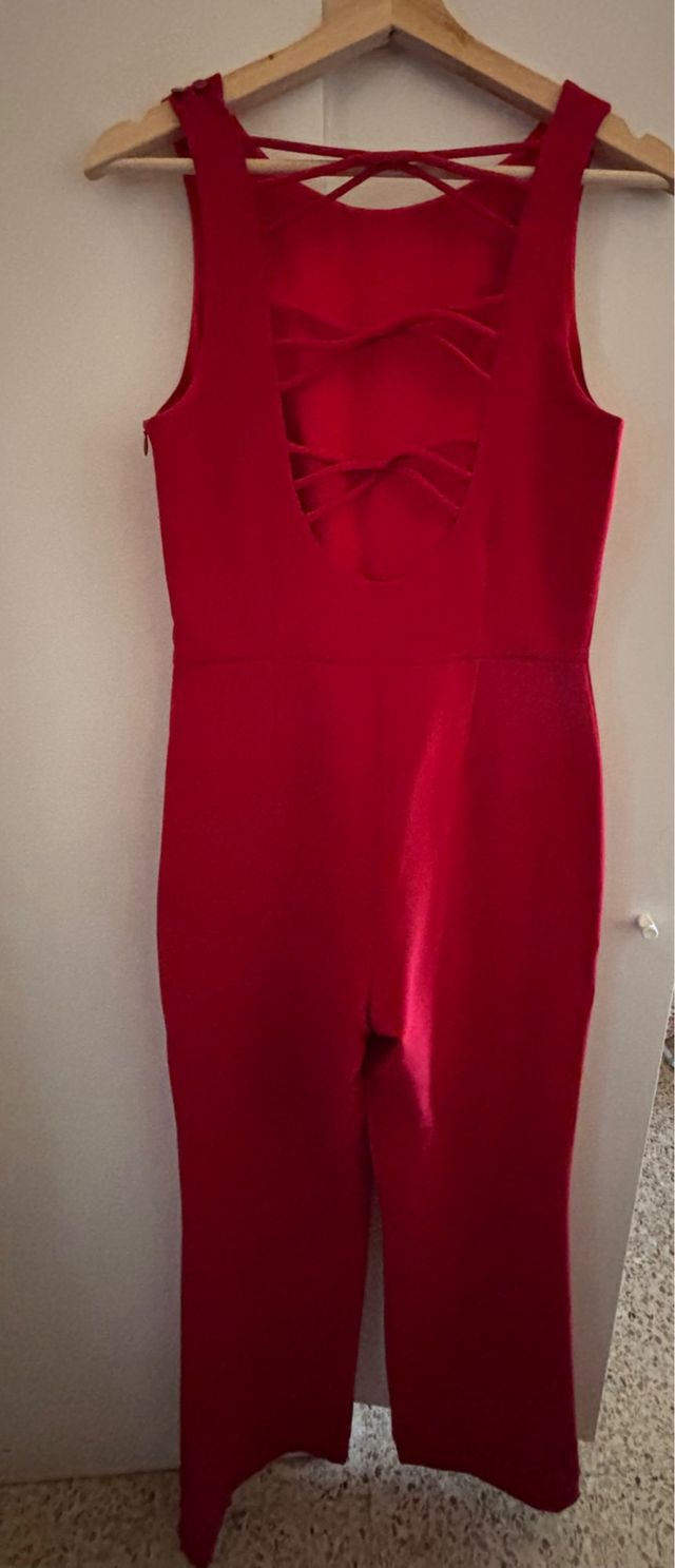 Conjunto mono y zapatos rojos