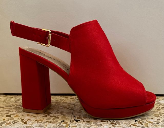 Conjunto mono y zapatos rojos