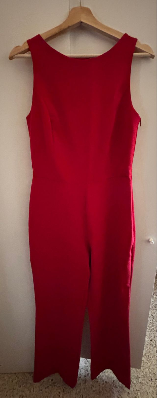 Conjunto mono y zapatos rojos