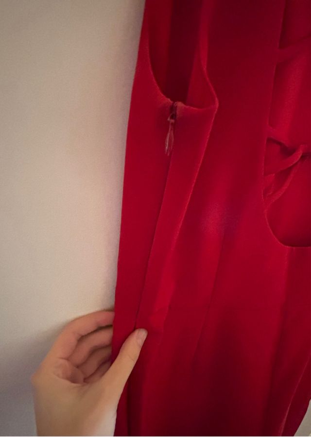 Conjunto mono y zapatos rojos