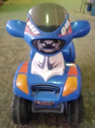 Moto a batería y tobogán para niños