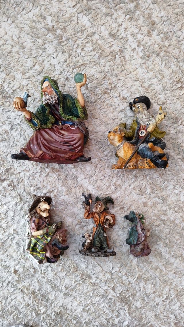 Figuras de magos y brujas