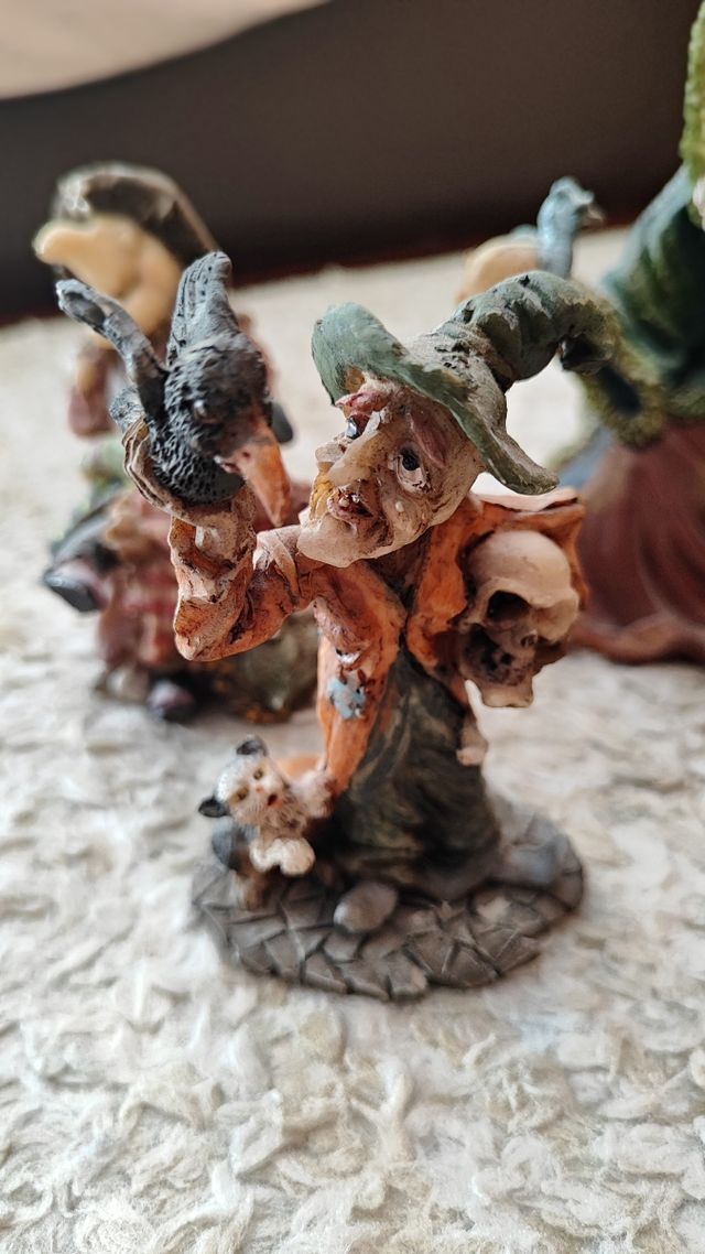 Figuras de magos y brujas
