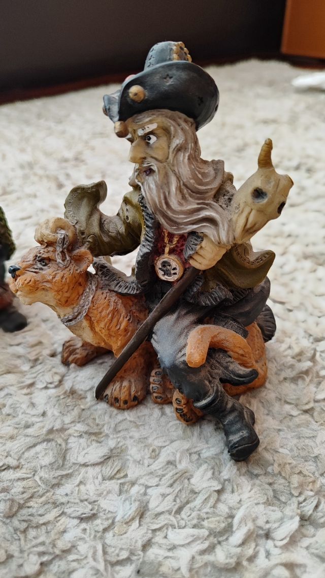 Figuras de magos y brujas