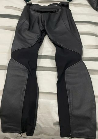 Traje Moto Cuero Negro Revit