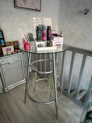 Mesa alta cristal y acero