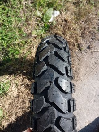 neumático trasero mitas