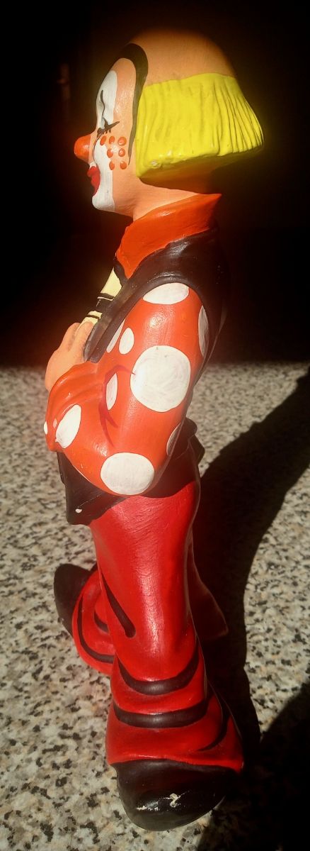 Figura de cerámica payaso con paraguas