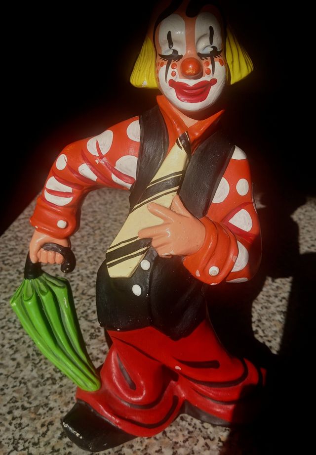 Figura de cerámica payaso con paraguas