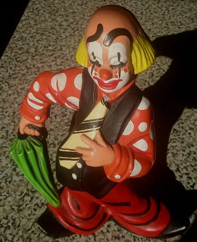 Figura de cerámica payaso con paraguas