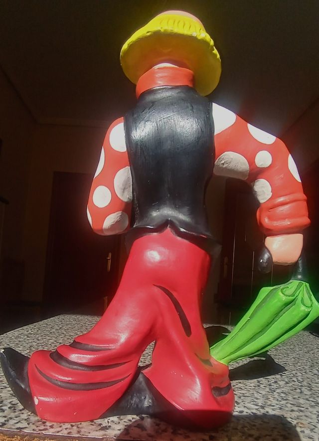 Figura de cerámica payaso con paraguas