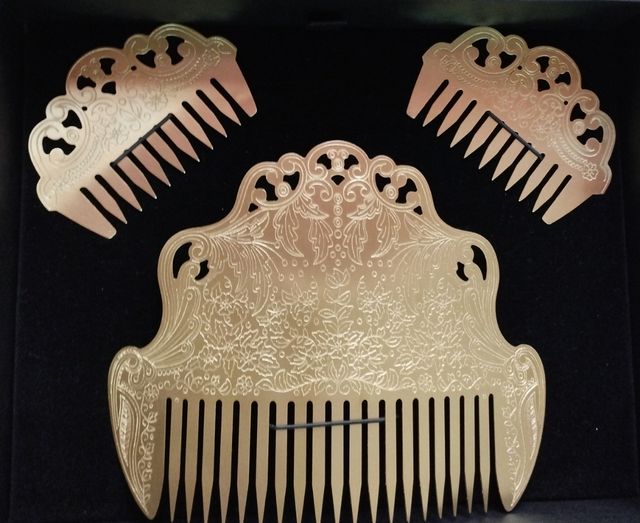 Peinetas grabadas en plateadas y doradas