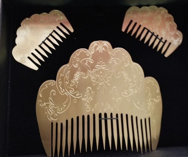 Peinetas grabadas en plateadas y doradas