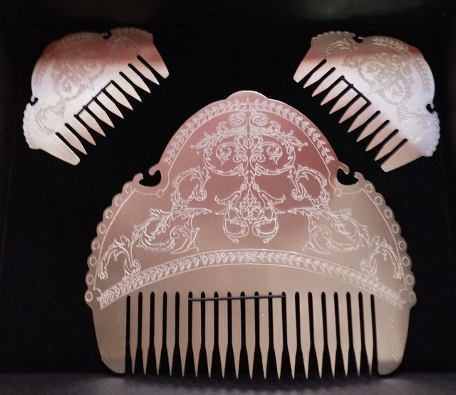 Peinetas grabadas en plateadas y doradas
