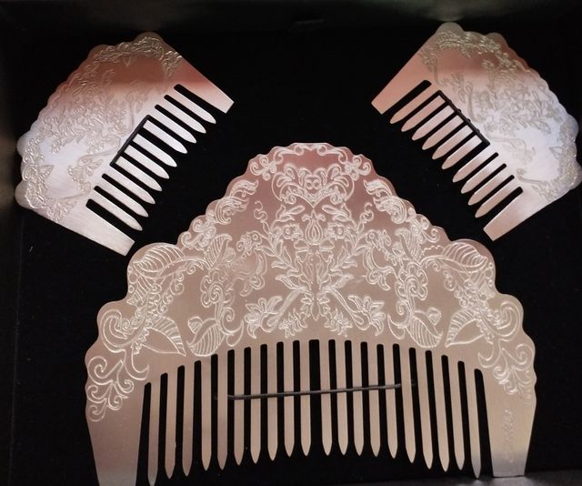 Peinetas grabadas en plateadas y doradas
