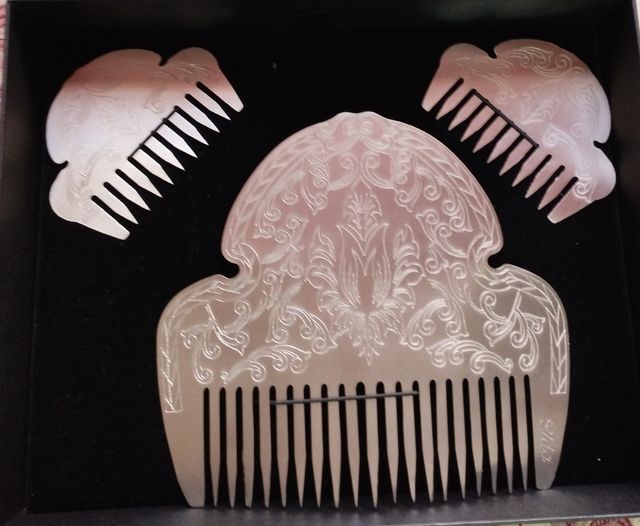 Peinetas grabadas en plateadas y doradas