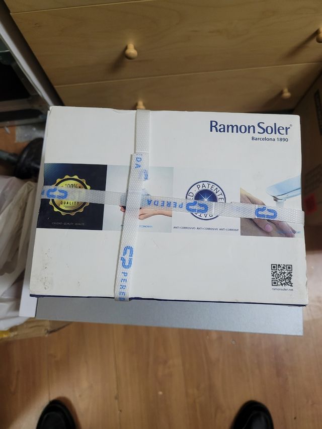 Grifo monomando precintado.